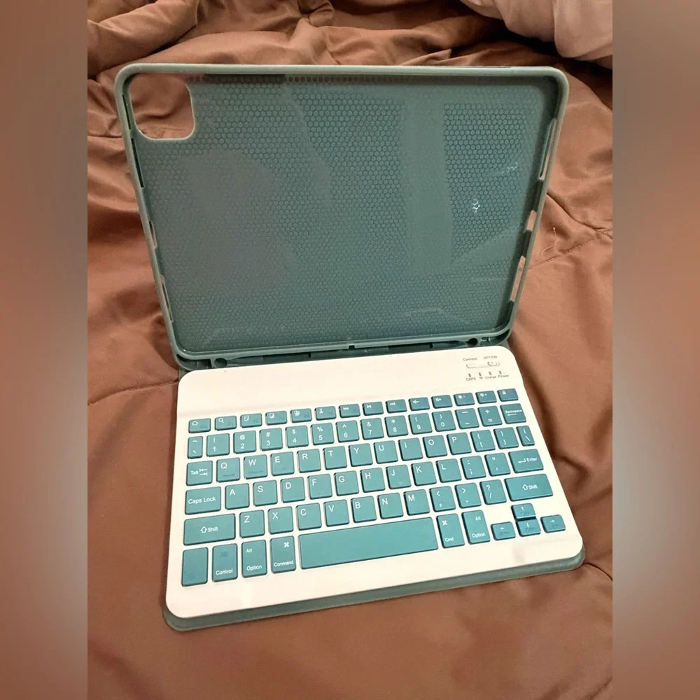 Wireless Keyboard Case for Apple iPad Pro 11-in. (4th Gen) - Green